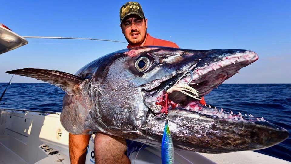 JIGGING DOGTOOTH TUNA INSANE HOOKUPS 