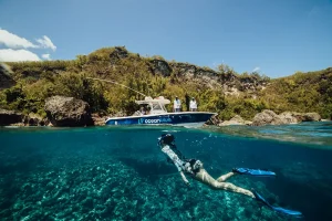 Couple snorkeling on romantic getaway with Ocean Blue Fishing